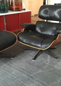 Fauteuil lounge chair et son ottoman Charles Eames édition Herman Miller