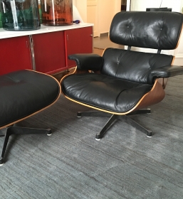 Fauteuil lounge chair et son ottoman Charles Eames édition Herman Miller