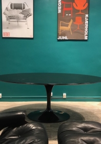 Table tulip Saarinen ovale en chêne noir édition Knoll