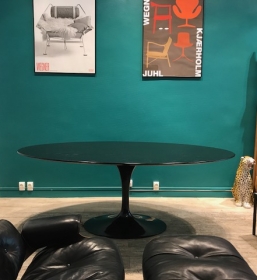 Table tulip Saarinen ovale en chêne noir édition Knoll