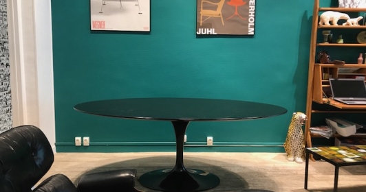 Table tulip Saarinen ovale en chêne noir édition Knoll
