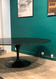 Table tulip Saarinen ovale en chêne noir édition Knoll