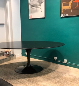 Table tulip Saarinen ovale en chêne noir édition Knoll