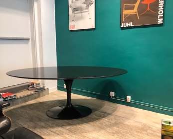 Table tulip Saarinen ovale en chêne noir édition Knoll