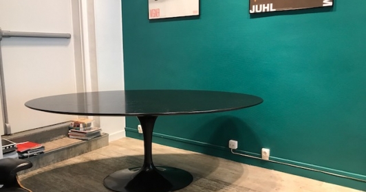 Table tulip Saarinen ovale en chêne noir édition Knoll