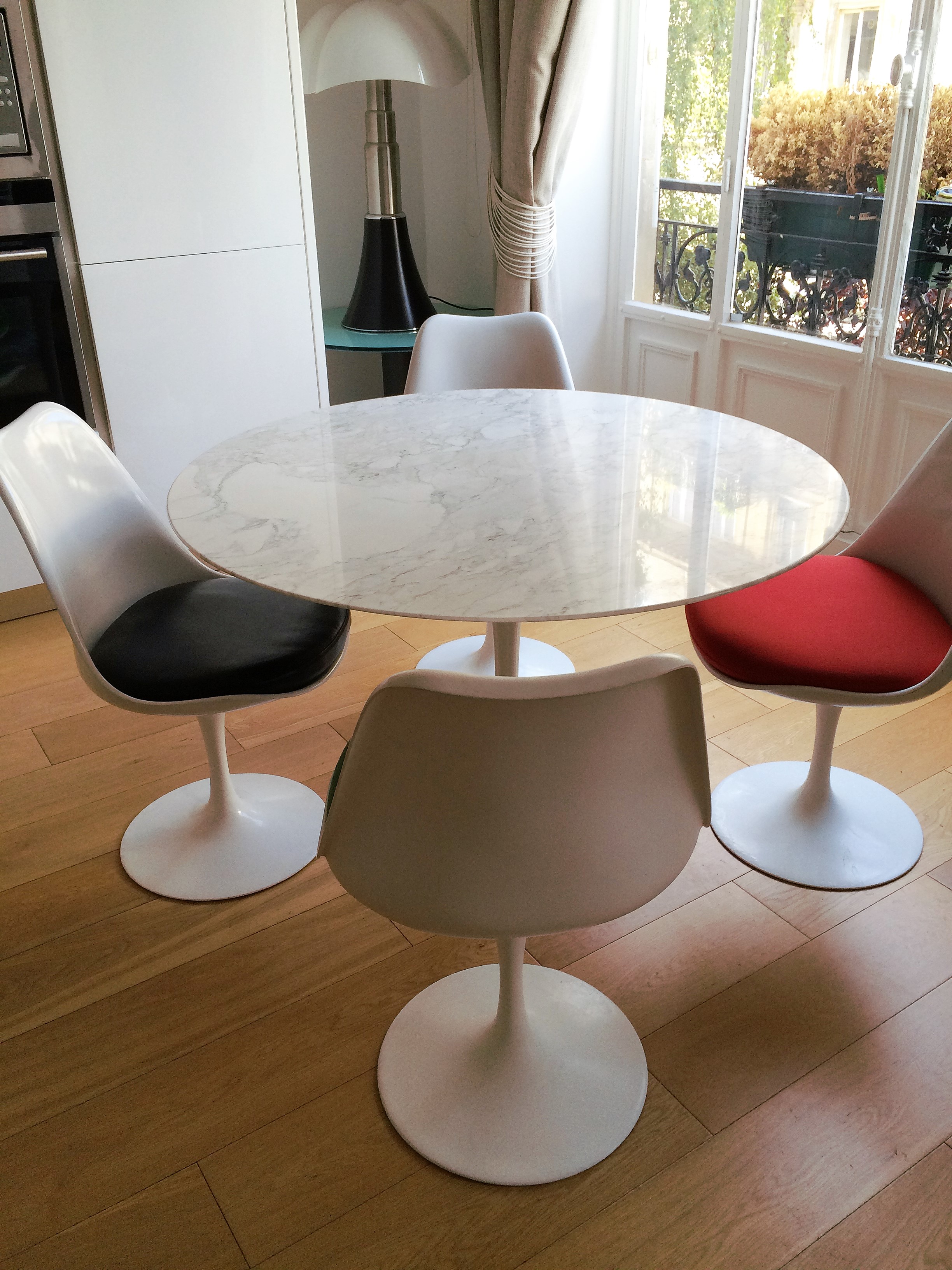 Table tulipe en marbre Saarinen édition Knoll