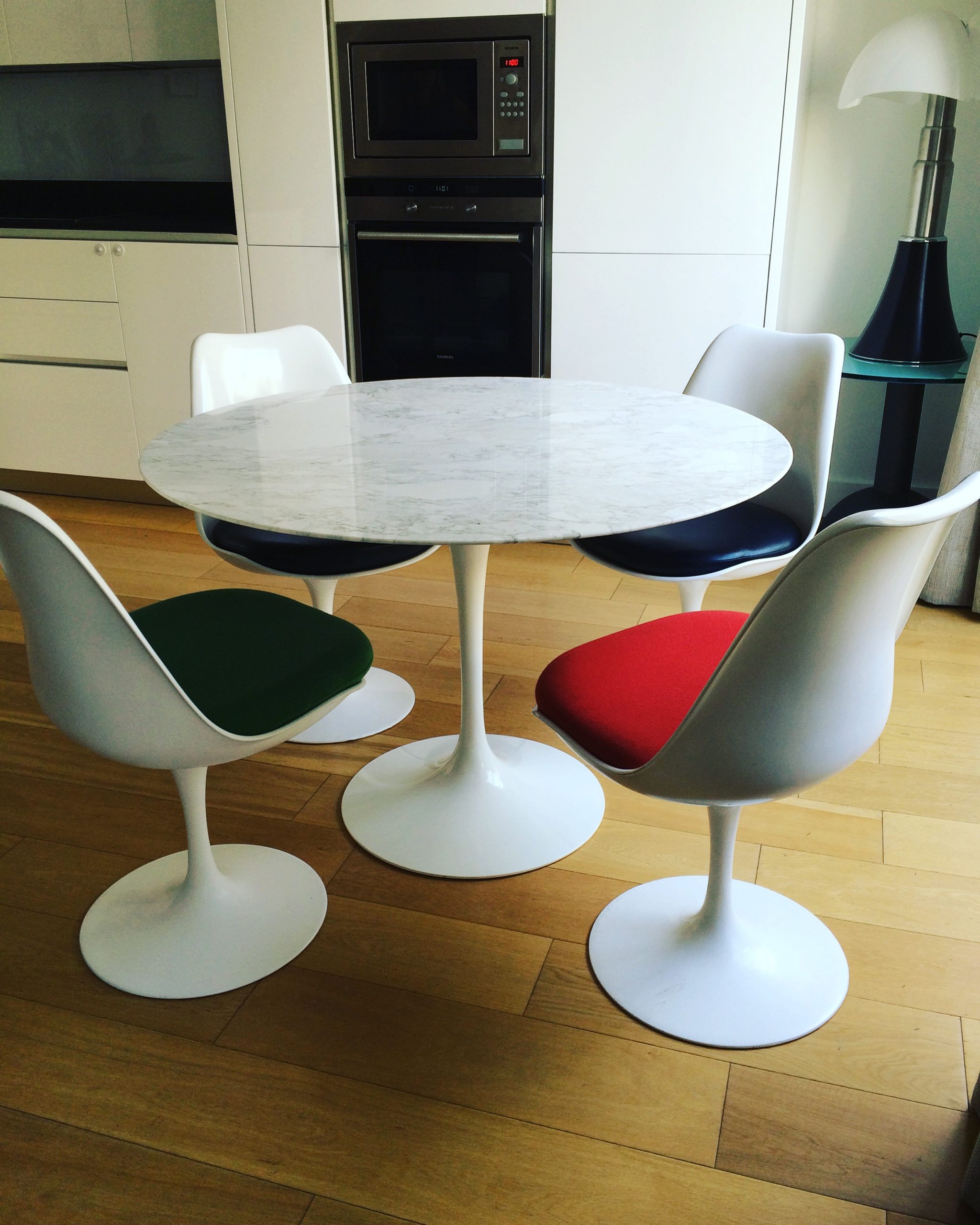 Table tulipe en marbre Saarinen édition Knoll