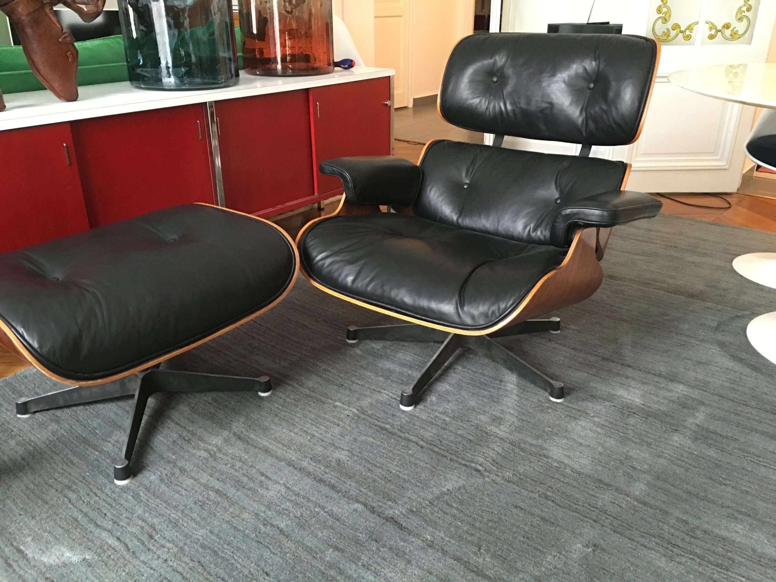 Fauteuil lounge chair et son ottoman Charles Eames édition Herman Miller